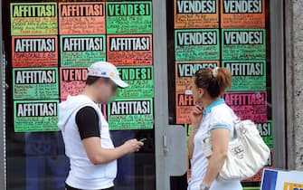 Milano - Affittasi e vendesi - agenzia immobiliare - mercato immobiliare - cartelli di vendita e affitto case
