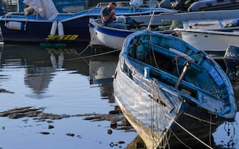 La ' Darsena dei pescatori ' a Pozzuoli  ( Napoli) a secco a causa dell' innalzamento della terra dovuto al bradisismo ed alla bassa marea, 3 marzo  2021
 ANSA/CIRO FUSCO