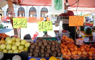 Frutta e verdura con il cartellino dei prezzi in vendita nel mercato di Porta Palazzo a Torino, 20 maggio 2020.    ANSA/ EDORDO SISMONDI