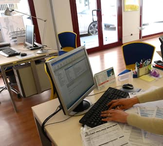 Una ragioniera lavora ad un modello 730  nell'ufficio di un commercialista a Pisa, 17 maggio 2012. ANSA / STRINGER