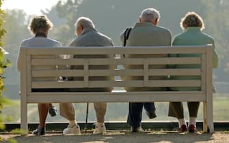 Crisi economica, il governo si spacca sulla riforma delle pensioni. Nella foto immagine illustrativa: pensionato - anziano - anziani - soldi - pensione di anzianità....