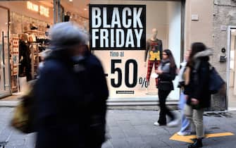 A fashion store announces Black Friday sales in Genoa, Italy, 26 November 2021. Each year, more shops in Italy join the Black Friday offers that attract customers days before the Christmas season, although this year discounts are expected to be less attractive than previous years. 
ANSA/LUCA ZENNARO