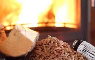 fonti rinnovabili biomasse stufe fuoco riscaldamento