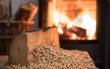 fonti rinnovabili biomasse stufe fuoco riscaldamento