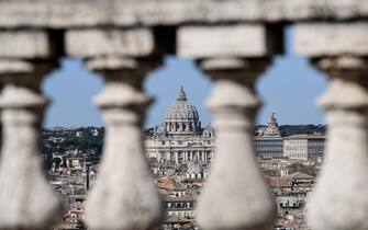 Una veduta della Basilica di San Pietro fotografata dal palazzo della Consulta, Roma, 13 marzo 2019.
ANSA/ALESSANDRO DI MEO