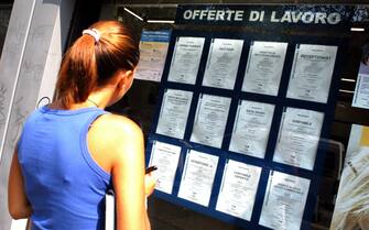 AGENZIA DI LAVORO TEMPORANEO O INTERINALE, GIOVANE CERCA OCCUPAZIONE, DISOCCUPAZIONE AGENZIA DI LAVORO TEMPORANEO O INTERINALE, GIOVANE CERCA OCCUPAZIONE, DISOCCUPAZIONE (MILANO - 2004-09-03, Mauro Bottaro) p.s. la foto e' utilizzabile nel rispetto del contesto in cui e' stata scattata, e senza intento diffamatorio del decoro delle persone rappresentate