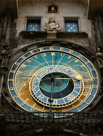 LA CITTA' DI PRAGA CAPITALE DELLA REPUBBLICA CECA. NELLA FOTO L'OROLOGIO ASTRONOMICO

(130912) -- Prague, Sept. 12, 2013 () -- The photo taken on Aug. 28, 2013 shows the renowned Astronomical Clock in Prague, capital of Czech Republic, As home to a number of famous cultural attractions, the extensive historic centre of Prague has been included in the UNESCO World Heritage List since 1992. In the course of the 1100 years of its existence, Prague°Øs development can be documented in the architectural expression of many historical periods and their styles. (/Zhou Lei) (Praga - 2013-09-13, xinhua photoshot) p.s. la foto e' utilizzabile nel rispetto del contesto in cui e' stata scattata, e senza intento diffamatorio del decoro delle persone rappresentate