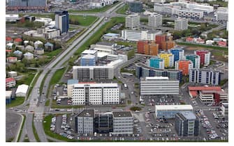 Aerial view of apartment buildings, office blocks and a highway downtown Reykjavík on October 10, 2008.   AFP PHOTO/Thorvaldur Orn Krismundsson        (Photo credit should read Thorvaldur Orn Krismundsson/AFP via Getty Images)