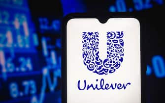 BRAZIL - 2021/05/03: In this photo illustration the Unilever logo seen displayed on a smartphone screen. (Photo Illustration by Rafael Henrique/SOPA Images/LightRocket via Getty Images)