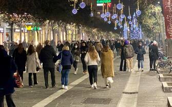 Folla nel centro di Pescara, letteralmente preso d'assalto nell'ultimo sabato prima di Natale. Tanta la gente in giro, come non se ne vedeva da mesi.
Non solo lo shopping e la corsa all'acquisto dei regali, ma anche passeggiate tra amici e aperitivi all'aperto. ANSA/LORENZO DOLCE