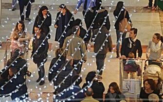 Shopping natalizio al centro commerciale i Gigli, Firenze, 16 dicembre 2014. ANSA/MAURIZIO DEGL INNOCENTI