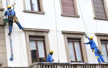 Opereai acrobati al lavoro su un facciata di un palazzo a Milano, 1 dicembre 2021. ANSA/DANIEL DAL ZENNARO