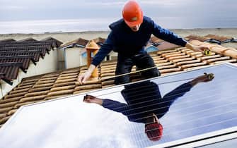 Tecnico installa pannelli solari su un tetto