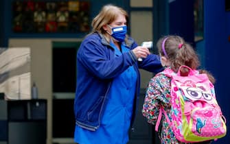 Misurazione della temperatura corporea come precauzione anti-coronavirus all'ingresso di una scuola