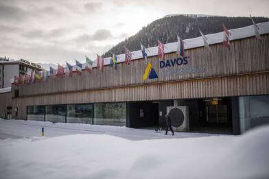 Davos, World Economic Forum 2022 rinviato per Covid
