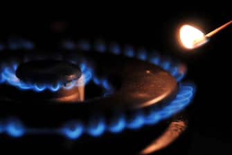20090228 - ROMA - FIN - TARIFFE: STIME; VERSO FORTE CALO APRILE; -8% GAS, -3% LUCE. Un bruciatore acceso. In arrivo forti risparmi per le bollette di luce e gas: complice il forte calo del prezzo del petrolio, dal l primo aprile prossimo, le tariffe dovrebbero registrare un ribasso dell'8,1 per il metano e del 3,1% per l'elettricita'. E' quanto prevede Nomisma Energia stimando un risparmio complessivo di 104 euro l'anno a famiglia. Se le stime saranno confermate dall'aggiornamento trimestrale - atteso dall'Authority per l'energia entro marzo - per il gas la minor spesa sara' di circa 90 euro l'anno a famiglia mentre per la luce si attestera' a 14,6 euro. ANSA/GUIDO MONTANI/DRN