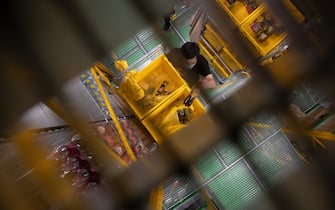 A picker fills a crate with items for an order inside an Utkonos fulfillment center in Moscow, Russia, on Monday, Dec. 27, 2021. Billionaire Alexey Mordashovs Lenta IPJSC retailer will buy his online grocery platform Utkonos, as consolidation continues in Russias supermarket sector amid rapid growth in the online food delivery segment. Photographer: Andrey Rudakov/Bloomberg via Getty Images