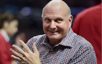 epa05018648 Los Angeles Clippers owner Steve Ballmer attends the Memphis Grizzlies at Los Angeles Clippers NBA basketball game in Los Angeles, California, USA 09 November 2015.  EPA/PAUL BUCK CORBIS OUT