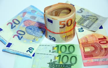 Milano - Euro e aumento del costo della vita - inflazione e crisi economica - tangenti politiche