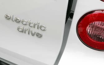 La scritta electric drive di un'auto elettrica