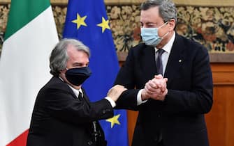Il presidente del Consiglio, Mario Draghi, e il ministro per la Pubblica Amministrazione, Renato Brunetta (S), a palazzo Chigi, Roma, 10 marzo 2021.   ANSA/ETTORE FERRARI
