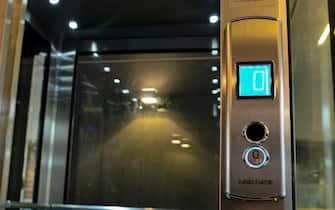 Nella foto: ascensore in funzione (Bergamo - 2015-02-06, Foto di: Lorenzo Corti) p.s. la foto e' utilizzabile nel rispetto del contesto in cui e' stata scattata, e senza intento diffamatorio del decoro delle persone rappresentate