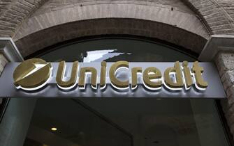FILE ITALY GERMANY FINANCE DEUTSCHE BANK epa05563378 (FILE) A file picture dated 23 MArch 2016 shows the logo of a branch of the UniCredit Group Bank in Siena, Italy. Banking shares across Europe took a dip on 30 September 2016 after Deutsche Bank shares on 30 September 2016 plummeted at the Frankfurt stock market's early trading by more than six percent. EPA/MATTIA SEDDA
