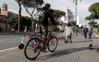 Bici e monopattini Biciclette e monopattini su un marciapiede, Roma, 15 Novembre 2021. ANSA/GIUSEPPE LAMI