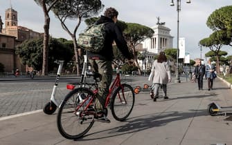 Biciclette e monopattini su un marciapiede, Roma, 15 Novembre 2021. ANSA/GIUSEPPE LAMI