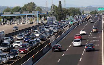 Auto incolonnate nel tratto bolognese dell'autostrada A14 in direzione sud, Bologna, 11 agosto 2018. ANSA/GIORGIO BENVENUTI