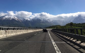 Un tratto dell'autostrada A24 in direzione Roma e sullo sfondo il massiccio del Gran Sasso, 05 maggio 2019.
ANSA/ALESSANDRO DI MEO