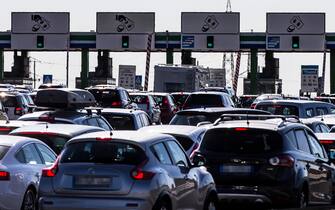 Auto incolonnate al casello Roma Est dell autostrada Roma - L'Aquila -Teramo per il controesodo estivo, Roma, 29 agosto 2021. ANSA/ANGELO CARCONI