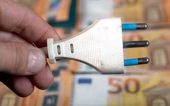 Europa, Italia , Milano - Aumento del costo del gas e dell'energia elettrica e benzina - crisi Ucraine - Russia e pericolo di guerra e crisi economica energetica