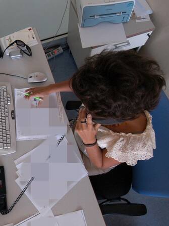lavoratrice in ufficio Pescara, Italy 15/07/2005: Job Center.©Andrea Sabbadini