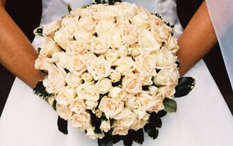sposa con bouquet