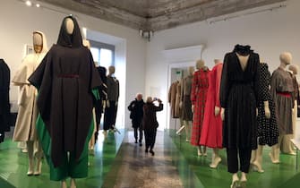 Gli abiti esposti alla mostra al Palazzo Reale di Milano che celebra la creatività italiana e il made in Italy nel corso di trent'anni, Milano, 21 febbraio 2018.
ANSA/ MICHELA NANA