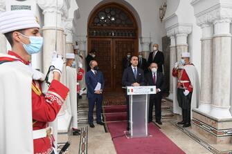 Il ministro degli Esteri Luigi Di Maio (S), con il ministro degli esteri algerino Ramtane Lamamra durante una dichiarazione alla stampa presso il palazzo Presidenziale ad Algeri, Algeria, 28 febbraio 2022. 
ANSA/ALESSANDRO DI MEO
