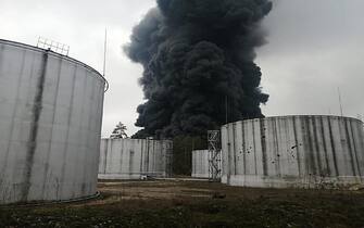 SPL5293794_001 March 3, 2022, Chernihiv, Ukraine:
Images from the State Emergency Service of Ukraine show the fire caused by a shell that landed on an oil depot in Chernihiv, a city around 140 kilometres northeast of the Ukrainian capital, Kyiv at 0810 am local time on Thursday, March 3, 2022. The shelling resulted in the burning of a tank.
(Credit Image: Emergency Service of Ukraine/ZUMA Press Wire Service)
Pictured: GV,General View
Ref: SPL5293794 030322 NON-EXCLUSIVE
Picture by: Emergency Service of Ukraine/ZUMA / SplashNews.com
Splash News and Pictures
USA: +1 310-525-5808
London: +44 (0)20 8126 1009
Berlin: +49 175 3764 166
photodesk@splashnews.com
World Rights, No Argentina Rights, No Austria Rights, No Belgium Rights, No China Rights, No Czechia Rights, No Finland Rights, No France Rights, No Germany Rights, No Hungary Rights, No Japan Rights, No Mexico Rights, No Netherlands Rights, No Norway Rights, No Peru Rights, No Portugal Rights, No Slovenia Rights, No Sweden Rights, No Switzerland Rights, No Taiwan Rights, No United Kingdom Rights