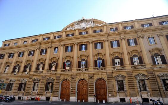 Tax on bank extra profits: satisfied government, bankers’ silence.  The reactions