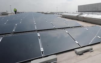 Pannelli fotovoltaici sul tetto di un palazzo