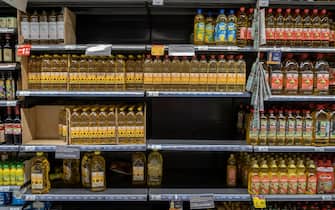 BARCELONA, SPAIN - 2022/03/07: A supermarket shelf is seen half stocked with sunflower oil.
The restrictive measures of the EU in response to the invasion of Ukraine by Russian troops, is generating an increase in the prices of the most basic food such as oil and cereals. (Photo by Paco Freire/SOPA Images/LightRocket via Getty Images)