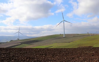 Enel Green Power, primo impianto italiano di accumulo elettrico associato ad un parco eolico (in foto) da 18 MW alimentato da batterie Samsung agli ioni di litio (2MW/2MW), Pietragalla (Potenza), 20 novembre 2015. ANSA/ TONY VECE