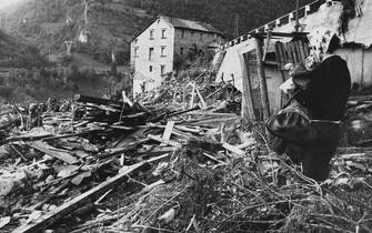 A woman osserve the rubble and debris caused by the Vajont disaster. Vajont (Italy), October 1963. (Photo by Giorgio Lotti/Mondadori via Getty Images)