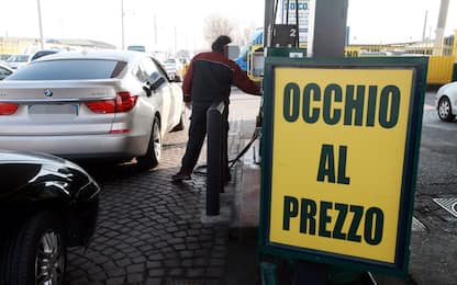 Crescono prezzi carburanti: perché il diesel ha superato la benzina?