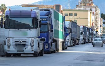 Caro carburante blocco autotrasportatori al porto di Palermo 24 febbraio 2022 . ANSA / IGOR PETYX
