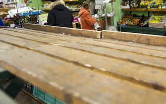 Oggi 25 gennaio 2012 a Roma, nei supermercati del centro storico le "ultime" rimanenze di frutta e verdura. Salgono a oltre 100 milioni i danni subiti dall'agroalimentare made in Italy a seguito del blocco della circolazione che impedisce le consegne dei prodotti deperibili. E' il bilancio tracciato dal presidente della Coldiretti Sergio Marini.
ANSA/MASSIMO PERCOSSI
