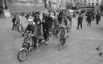 Gente in bici nel 1973