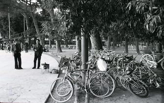 Biciclette davanti a uno stadio nel 1973