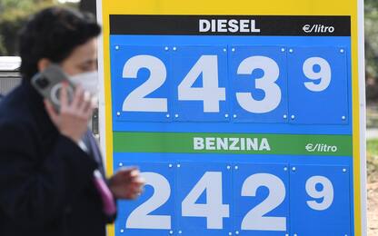Guerra in Ucraina, caro carburanti: il diesel supera la benzina