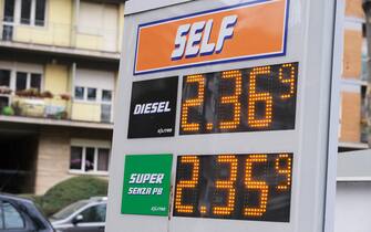 Prezzo della benzina oltre due euro nei distributori a Torino, 13 marzo 2022 ANSA/ ALESSANDRO DI MARCO